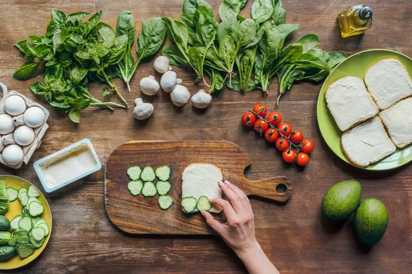 Mujer haciendo tostadas para el desayuno - foto de stock