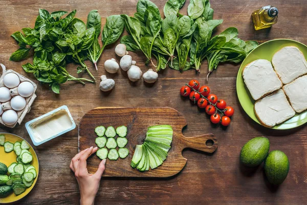 Trozos de pepino fresco cortado - foto de stock