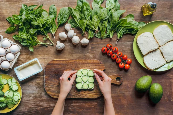 Pain grillé frais pour le petit déjeuner — Photo de stock