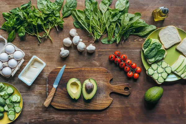 Aguacate fresco en tabla de cortar — Stock Photo