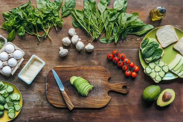 Aguacate fresco en tabla de cortar - foto de stock