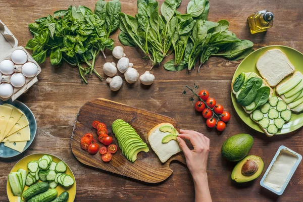 Mujer haciendo tostadas para el desayuno - foto de stock