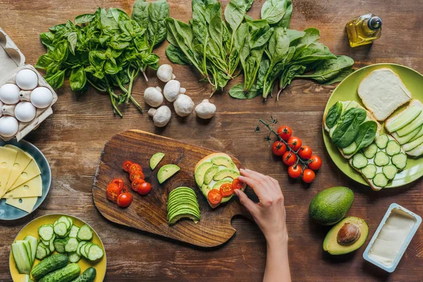 Mujer haciendo tostadas para el desayuno — Stock Photo