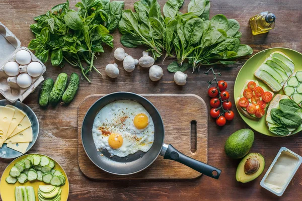 Смажені яйця на сковороді — стокове фото