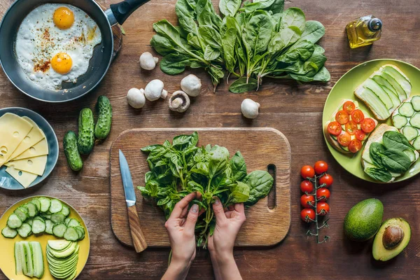 Femme cuisine petit déjeuner — Photo de stock