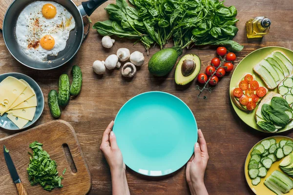 Assiette vide et ingrédients pour le petit déjeuner — Photo de stock