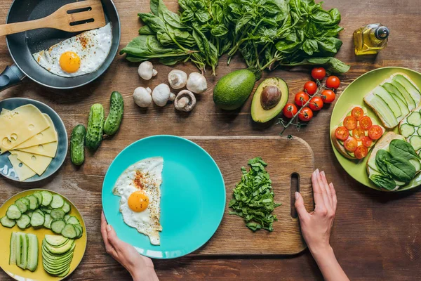 Huevo frito y espinacas para el desayuno - foto de stock