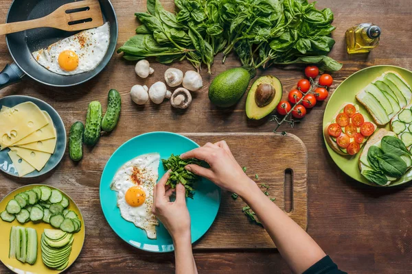 Frau bereitet Frühstück zu — Stockfoto