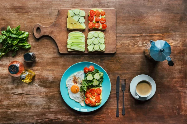 Petit déjeuner sain et tasse de café — Photo de stock