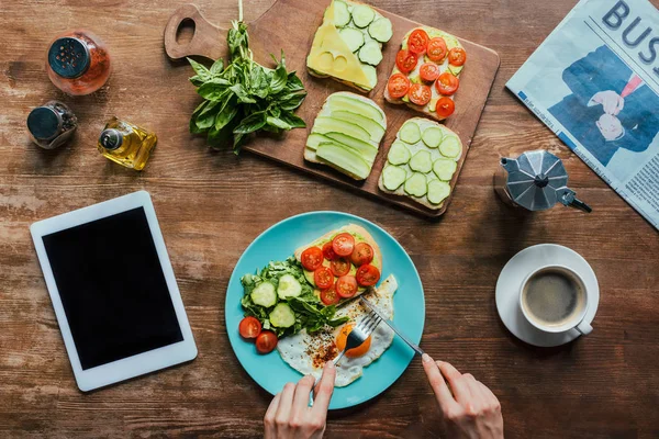 Mujer desayunando — Stock Photo