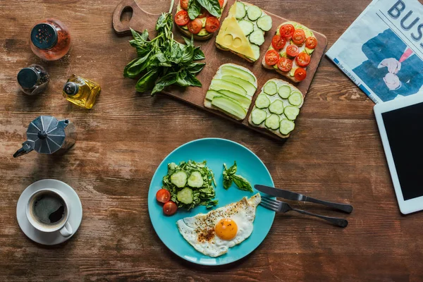 Gesundes Frühstück und Tasse Kaffee — Stockfoto