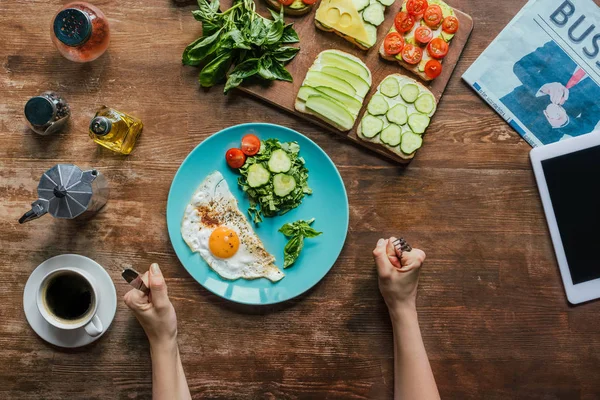 Femme prenant le petit déjeuner — Photo de stock