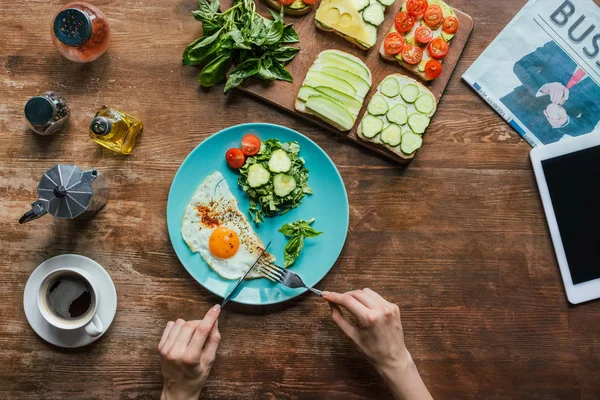 Mujer desayunando - foto de stock