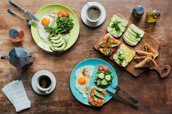 Desayuno saludable para dos personas - foto de stock