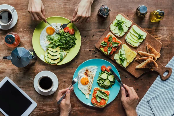 Casal tomando café da manhã — Fotografia de Stock