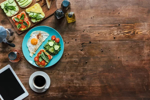 Café da manhã saudável e xícara de café — Fotografia de Stock