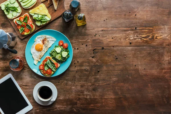 Desayuno saludable y taza de café - foto de stock