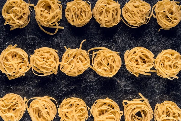 Nidos de pasta en filas — Stock Photo