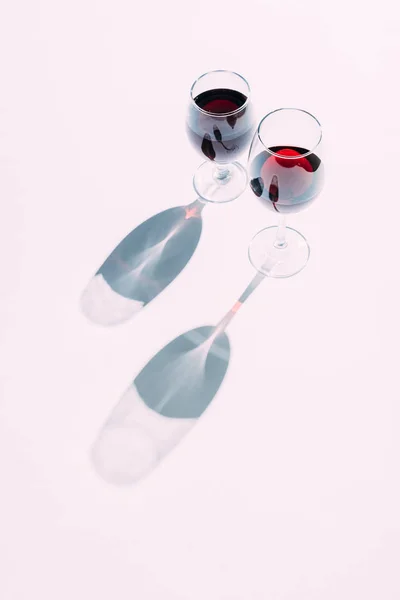 Dois copos de vinho tinto — Fotografia de Stock