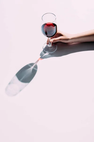 Mão feminina segurando vinho — Fotografia de Stock