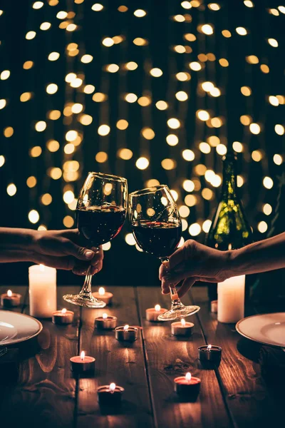 Women clinking glasses at dinner — Stock Photo