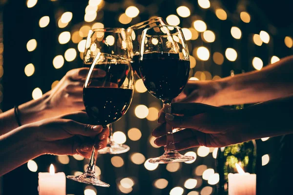 Pessoas batendo copos com vinho — Stock Photo