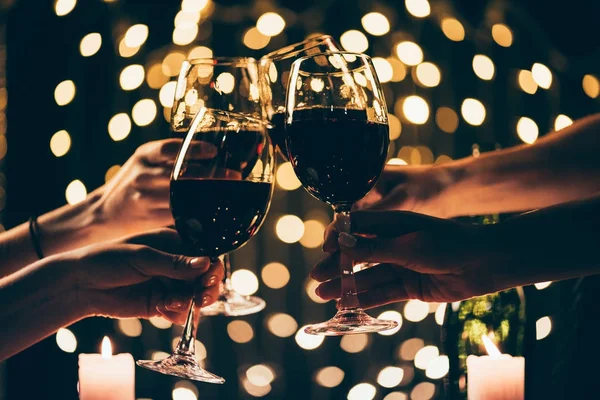 Gente tintineando vasos con vino - foto de stock