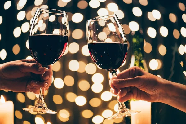 Femmes cliquetis verres avec du vin — Photo de stock