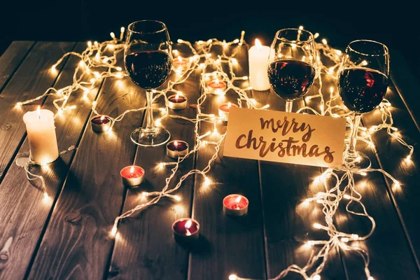 Vino tinto y feliz tarjeta de Navidad - foto de stock