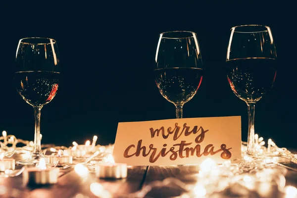 Vino tinto y feliz tarjeta de Navidad - foto de stock