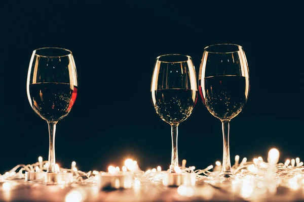 Vasos de vino y luces de hadas - foto de stock