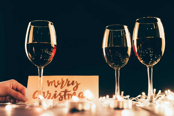 Gafas de vino y decoraciones navideñas - foto de stock