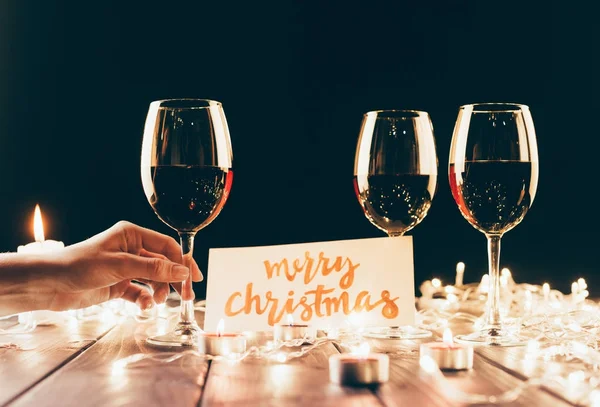 Vino tinto y feliz tarjeta de Navidad - foto de stock