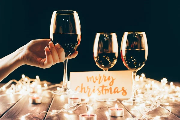 Gafas de vino y decoraciones navideñas - foto de stock