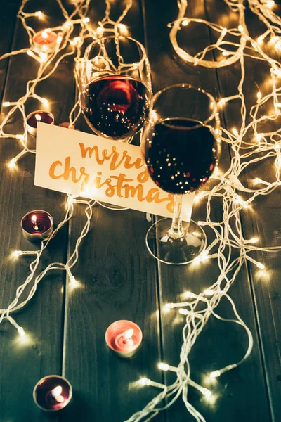 Gafas de vino y feliz tarjeta de Navidad - foto de stock