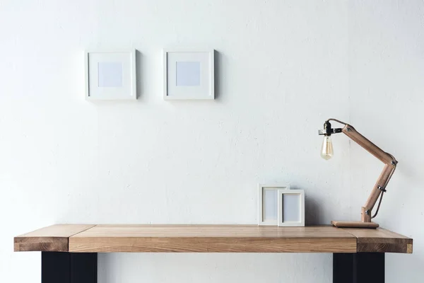 Cadres photo accrochés au mur sur le lieu de travail — Stock Photo