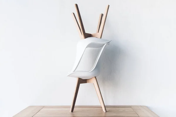 Chaises sur table en bois — Photo de stock