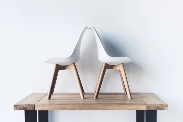 Chaises sur table en bois — Photo de stock