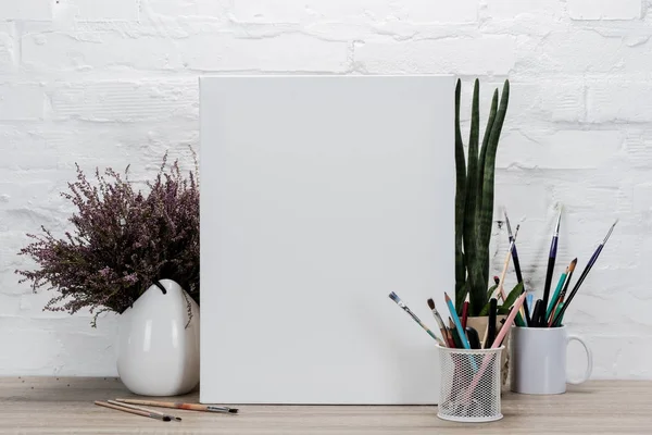 Empty drawing easel on table — Stock Photo