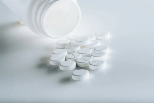 Круглі білий таблеток — стокове фото