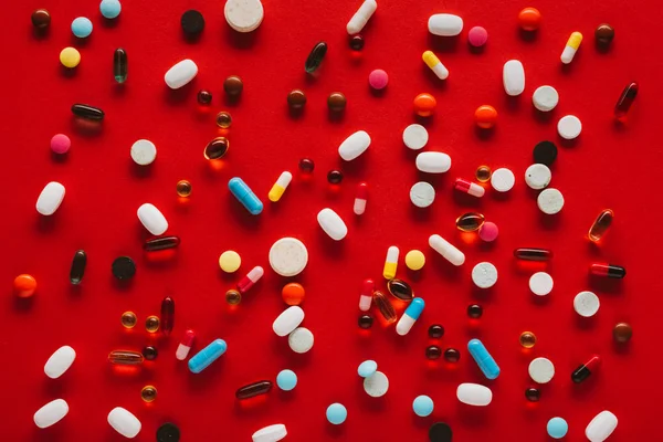 Bunte Kapseln und Tabletten — Stockfoto