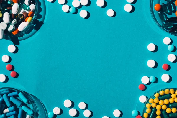 Pílulas coloridas em placas de Petri — Fotografia de Stock