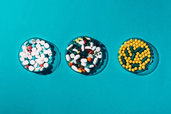 Colorful pills in petri dishes — Stock Photo