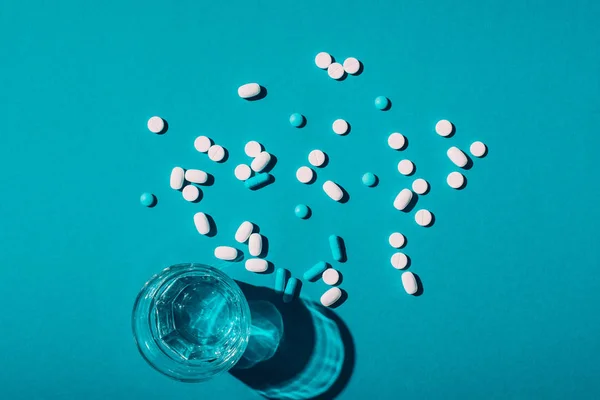 Pills and glass of water — Stock Photo