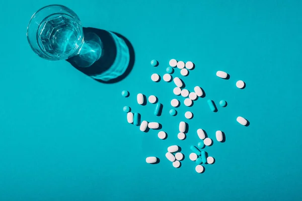 Pills and glass of water — Stock Photo