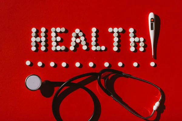 Gesundheit durch Pillen und Stethoskop — Stockfoto