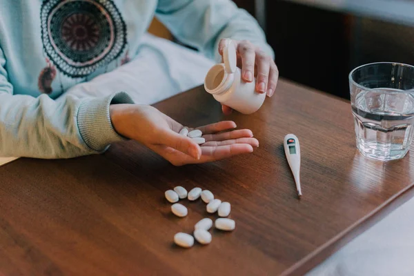 Pessoa doente a tomar medicamentos — Fotografia de Stock