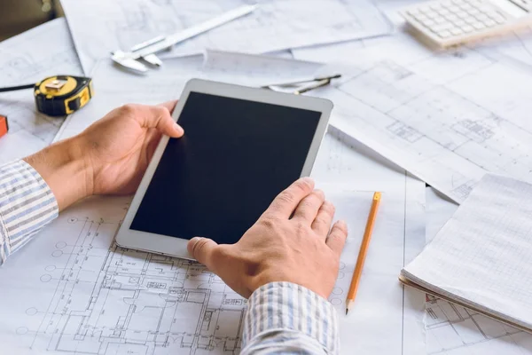 Arquitecto con tablet digital - foto de stock