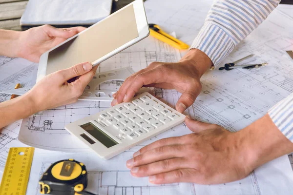 Arquitectos trabajando juntos - foto de stock