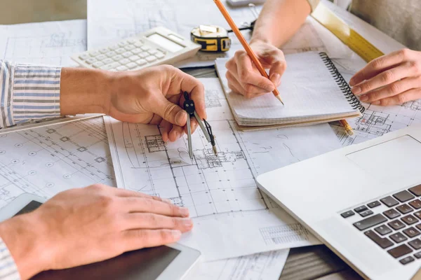 Arquitectos trabajando juntos en un nuevo plan - foto de stock